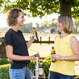 Zwei Frauen sprechen glücklich über ihren BIERSAFE.