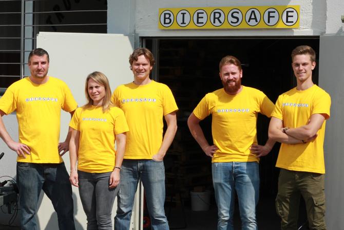 Das Biersafeteam in gelben BIERSAFE T-Shirts vor dem BIERSAFE Logo